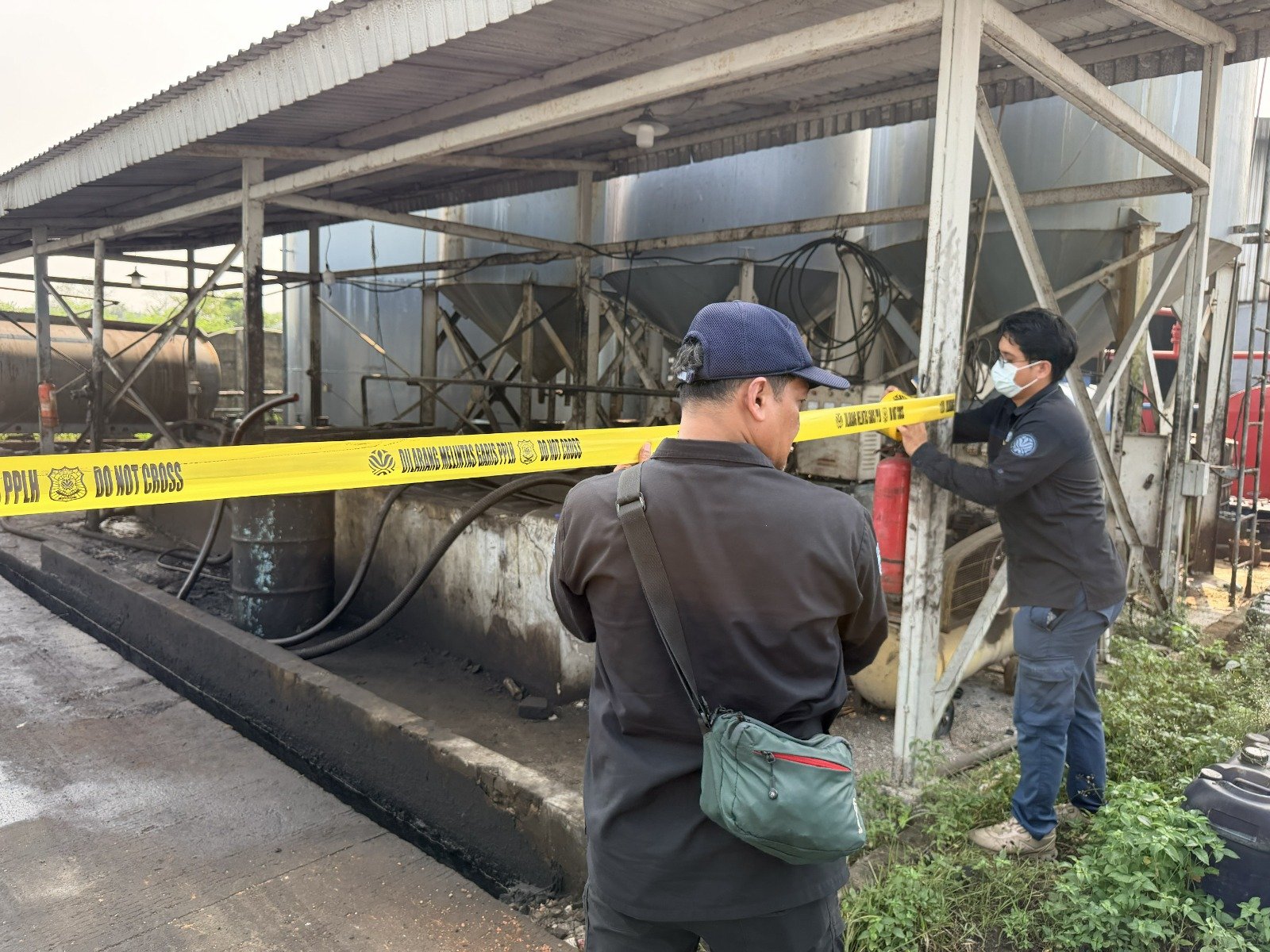 Foto: Petugas dari Kementerian Lingkungan Hidup (KLH) melakukan penyegelan pabrik pengolah oli bekas di Panongan | Dok. Istimewa