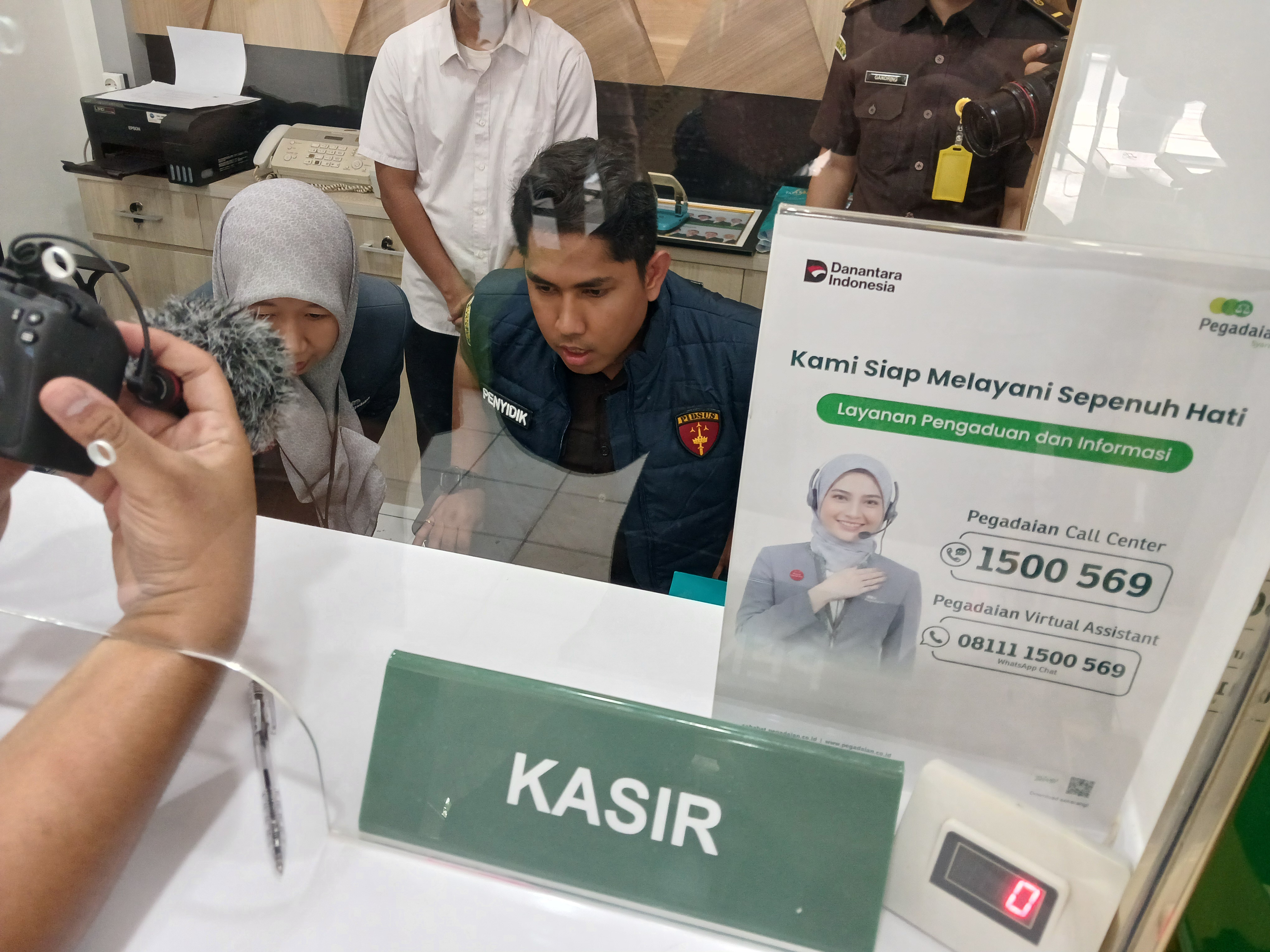 Tim penyidik saat melakukan penggeledahan di Kantor UPS Pondok Jaya / Foto: Juno