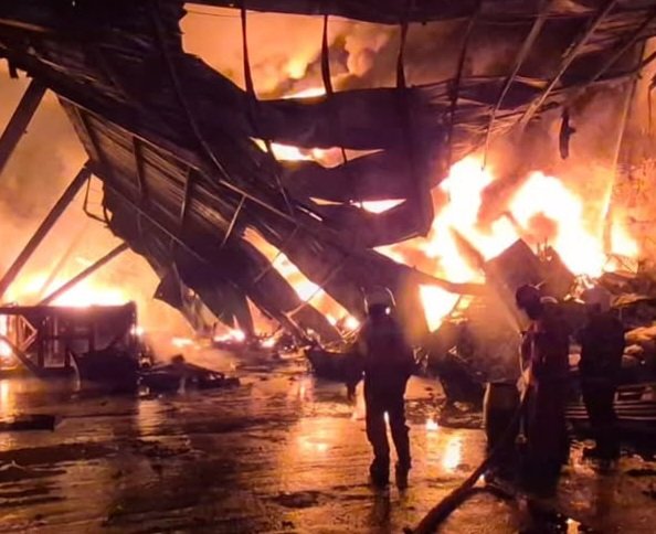 Tim BPBD Pemadam Kebakaran Kota Tangerang Saat melakukan pemadaman api yang melanda Gedung Pabrik Sendal di Cipondoh/ Foto : BPBD Kota Tangerang