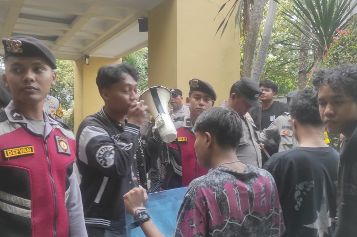 Foto: aksi demonstrasi Aliansi Mahasiswa Penegak Demokrasi (AMPD) di kantor Dinas Pendidikan Kabupaten Tangerang | Dok. Tangerangupdate.com