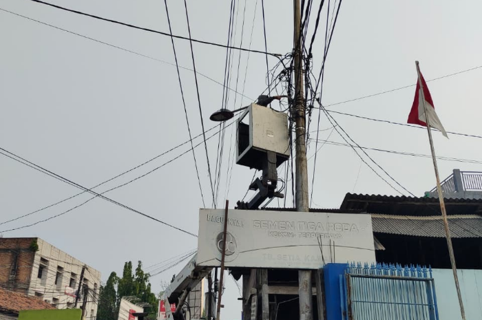 Foto: proses perbaikan penerangan jalan umum (PJU) di sejumlah ruas jalan di Teluknaga dan Kosambi | Dok. Istimewa