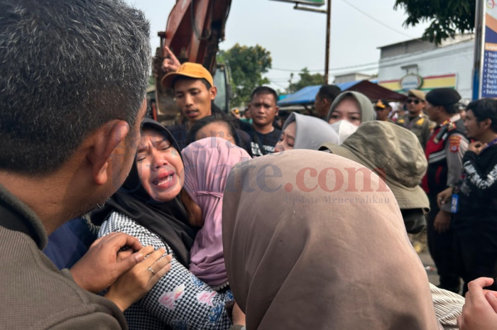 Foto: sejumlah warga menangis saat eksekusi rumah dan bangunan di kawasan Perumahan Kemuning Permai, Kecamatan Cisoka | Dok. Tangerangupdate.com