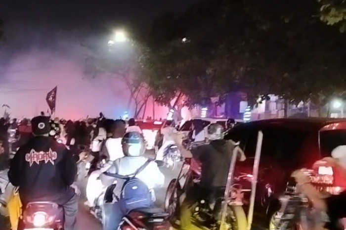Foto: warga mengantre di belakang konvoi ratusan anggota PSHT di Tigaraksa, Kabupaten Tangerang | Dok. Tangkapan layar/Tangerangupdate.com
