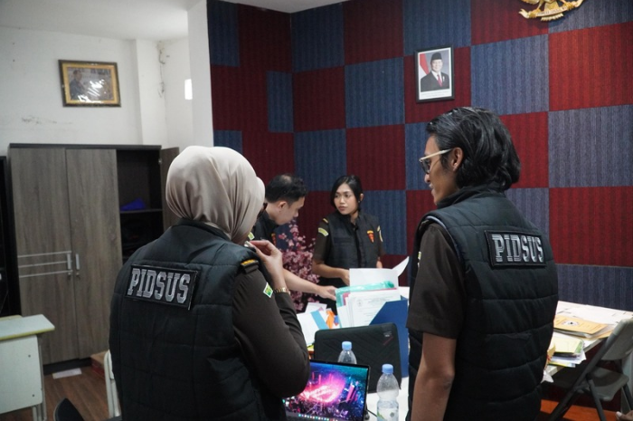Foto: Tim penyidik Tindak Pidana Khusus (Pidsus) Kejari Kabupaten Tangerang menggeledah Pusat Kegiatan Belajar Masyarakat (PKBM) di Kecamatan Kosambi | Dok. Istimewa