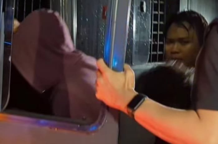 Foto: pemuda bawa sinte digiring menggunakan mobil tahanan menuju Mapolres Tangsel | Dok. Istimewa