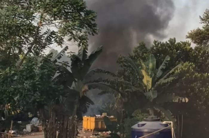 Foto: asap pembakaran sampah di Desa Cihuni, Kecamatan Pagedangan | Dok. Tangkapan layar/Tangerangupdate.com