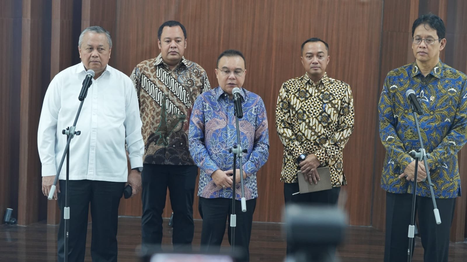 Wakil Ketua DPR RI Sufmi Dasco Ahmad menyampaikan hasil rapat koordinasi bersama Gubernur Bank Indonesia Perry Warjiyo dan Menteri Keuangan Purbaya Yudhi Sadewa di kompleks parlemen, Jakarta, Sabtu. Pertemuan itu menyepakati langkah bersama untuk menstabilkan rupiah dan menjaga aliran modal masuk ke Indonesia. (Dok. DPR RI)