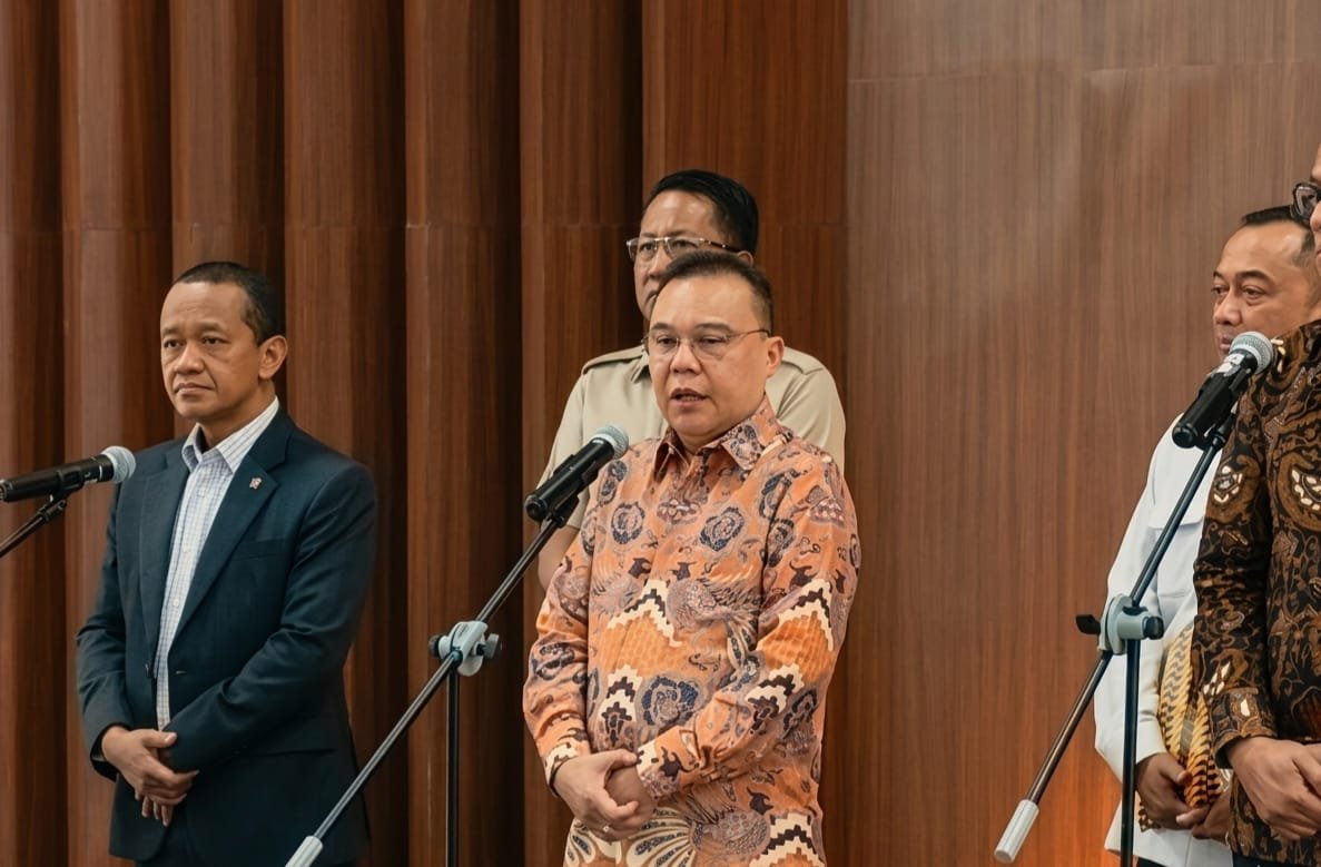 Wakil Ketua DPR RI Sufmi Dasco Ahmad memberi keterangan pers terkait ekonomi dan investasi di Kompleks Parlemen, Senayan, Jakarta, Senin (8/6/2026). (Dok. DPR RI)