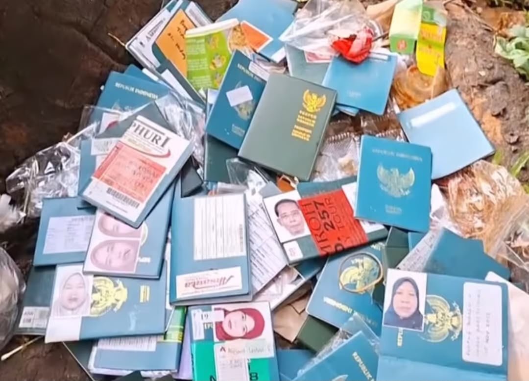 Paspor berserakan di kawasan BSD, Tangerang Selatan. | Dok. Istimewa