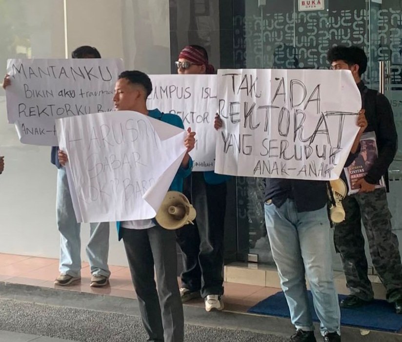 Aliansi mahasiswa Universitas Islam Negeri (UIN) Syarif Hidayatullah Jakarta menggelar aksi demonstrasi damai di lingkungan kampus/ Dok. TU