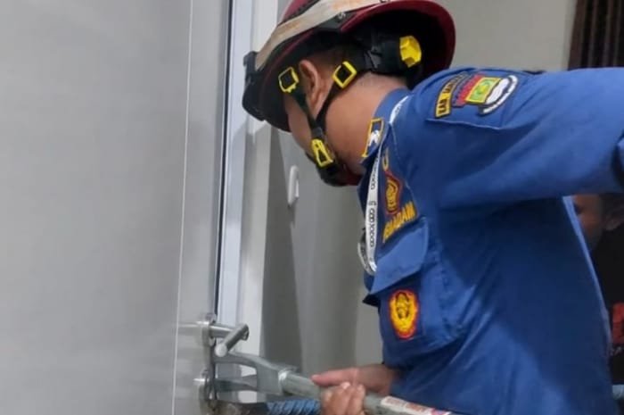 Foto: proses membuka paksa pintu yang mengunci anak usia 2 tahun di Citra Raya | Dok. Istimewa