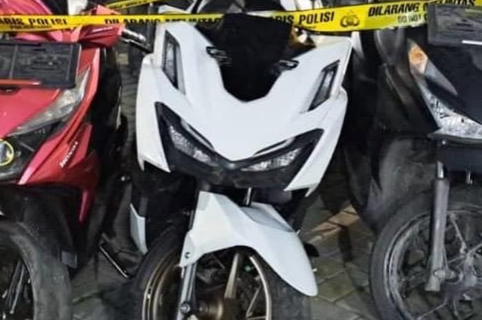 Foto: Barang bukti sepeda motor yang berhasil diamankan dalam penggerebekan rumah kontrakan di Tigaraksa | Dok. Istimewa