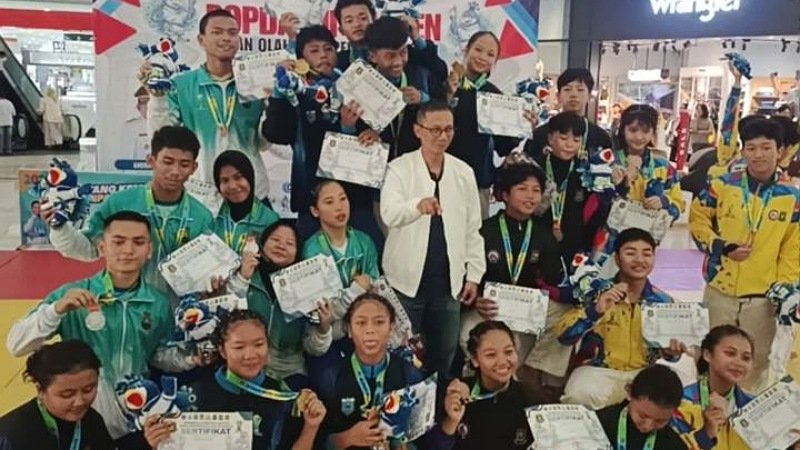 Atlet judo Kota Tangerang merayakan kemenangan usai memastikan gelar juara umum di POPDA Banten 2026. | Dok. Dispora Kota Tangerang