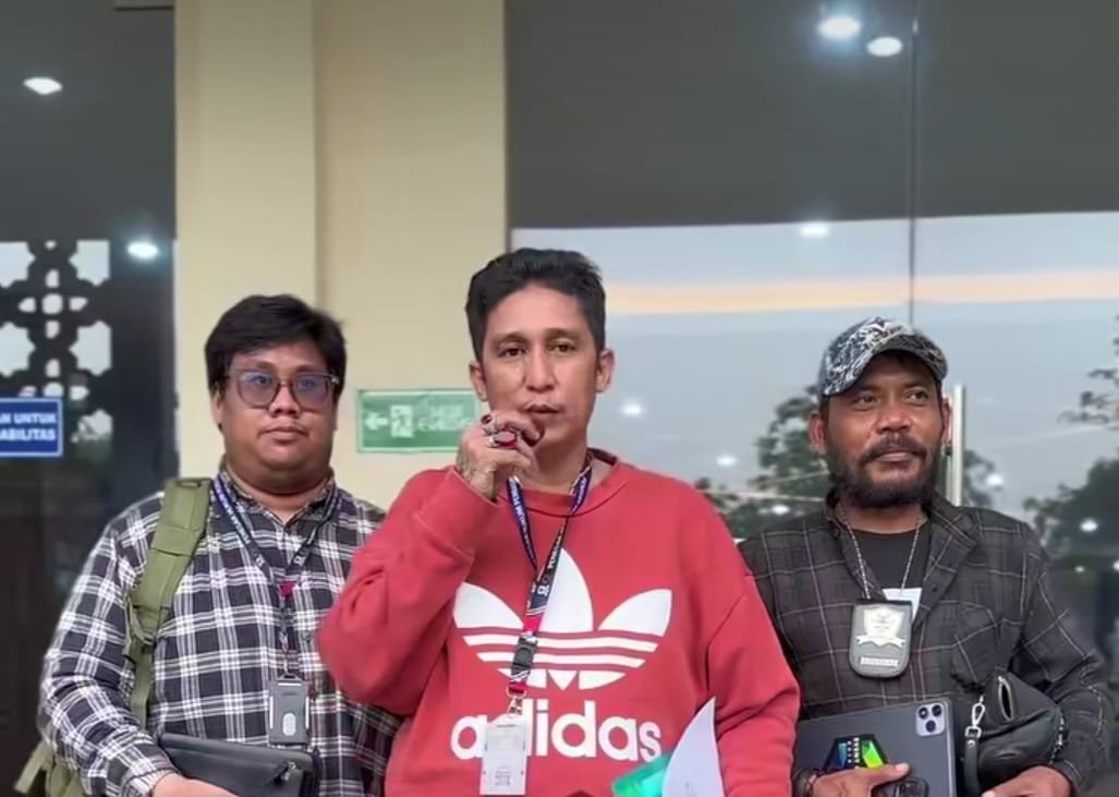 Foto tangkapan layar dari Instagram Pengacara Firdaus Oiwobo saat melaporkan Tiyo Ardianto ke Polres Tangsel atas tuduhan penghinaan Presiden dan Wakil Presiden serta Program MBG / Dok. Tu