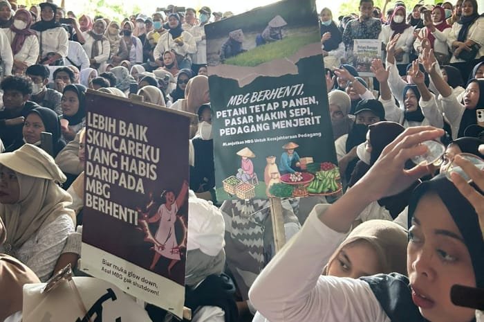 Foto: ratusan massa dari SPPG se-Kabupaten Tangerang menggelar aksi di depan gedung Bupati Tangerang | Dok. Tangerangupdate.com