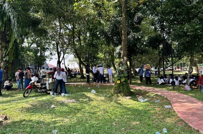 Foto: para peserta aksi dukung MBG di Kabupaten Tangerang, tengah beristirahat di bawah pohon di sekitar kantor Bupati | Dok. Tangerangupdate.com