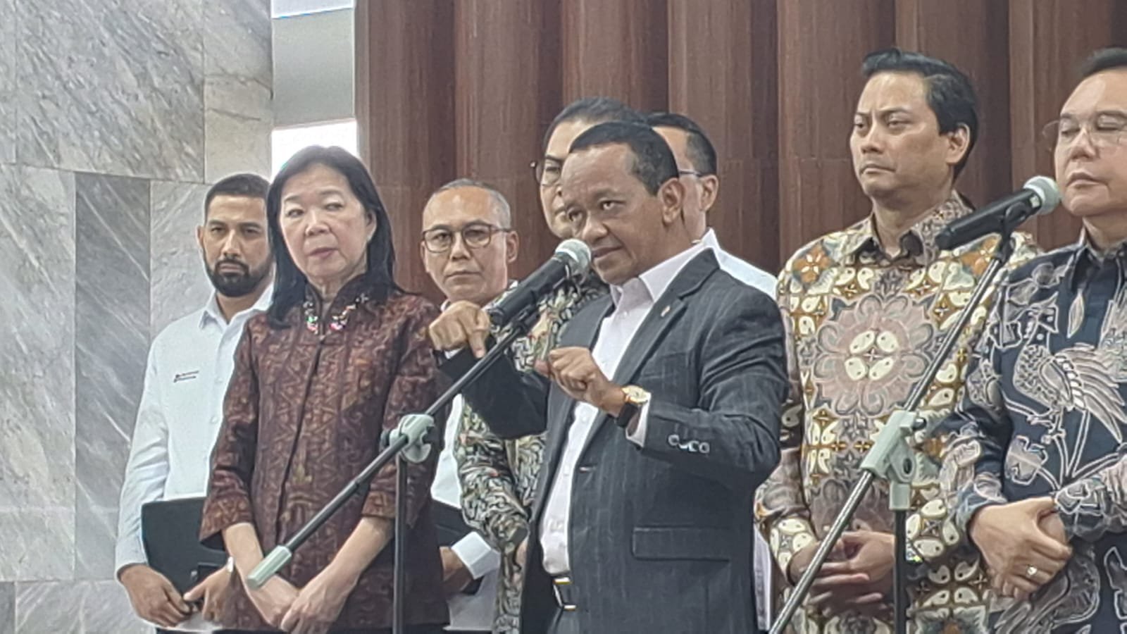 Menteri ESDM Bahlil Lahadalia memberi keterangan pers usai rapat koordinasi bersama DPR di Kompleks Parlemen, Senayan, Jakarta, Senin (29/6/2026). | Dok. Tangerangupdate