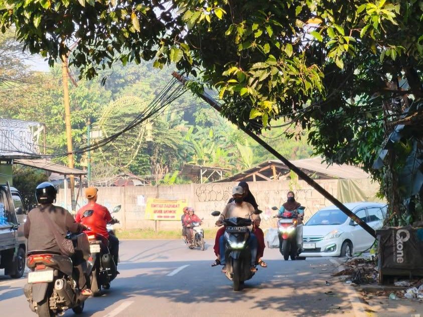 Foto: tiang penyangga kabel,dalam kondisi miring dan nyaris roboh, di daerah ciater | Dok. Tangerangupdate.com