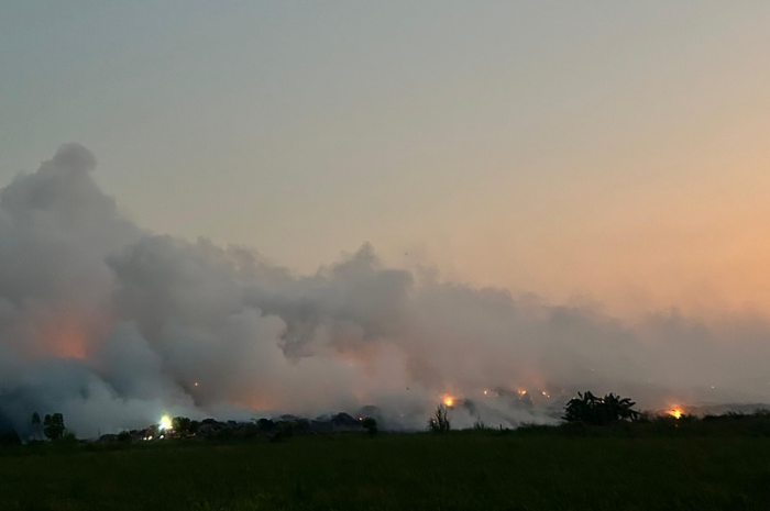 Foto: kondisi TPA Jatiwaringin saat terbakar pada Rabu 1 Juli 2026, sore | Dok. Tangerangupdate.com