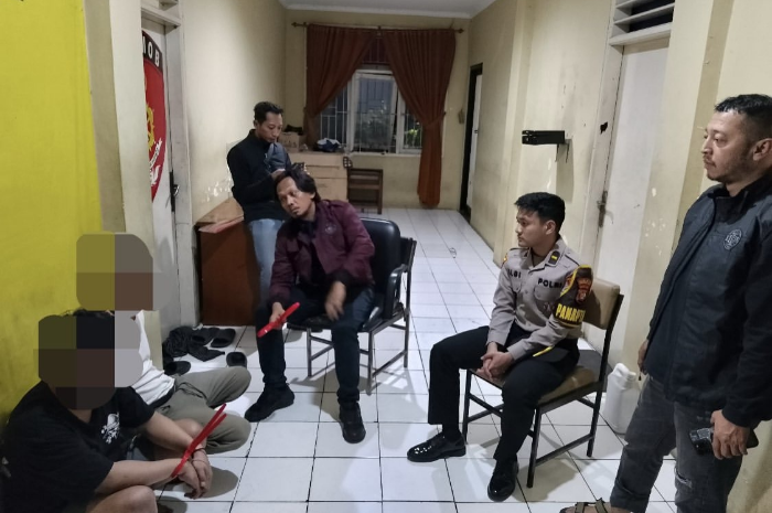 Foto: dua terduga pelaku terduduk dengan kondisi tangan terikat usai diduga melakukan penyerangan kepada pedagang di Ciledug | Dok. Istimewa