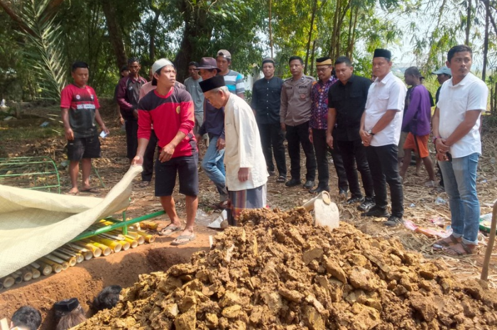 Foto: proses pemakaman HW oleh pihak keluarga | Dok. Istimewa