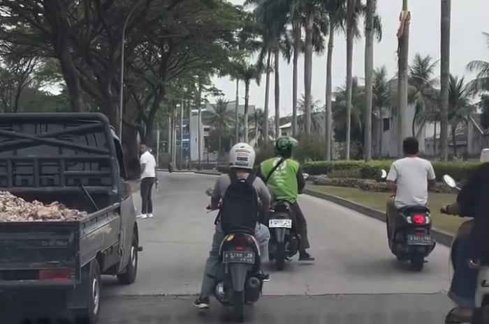 Foto: polisi baku dengan kawanan maling di Citra Raya, dan menjadi tontonan warga di sekitar lokasi | Dok. Tangkapan layar/Tangerangupdate.com