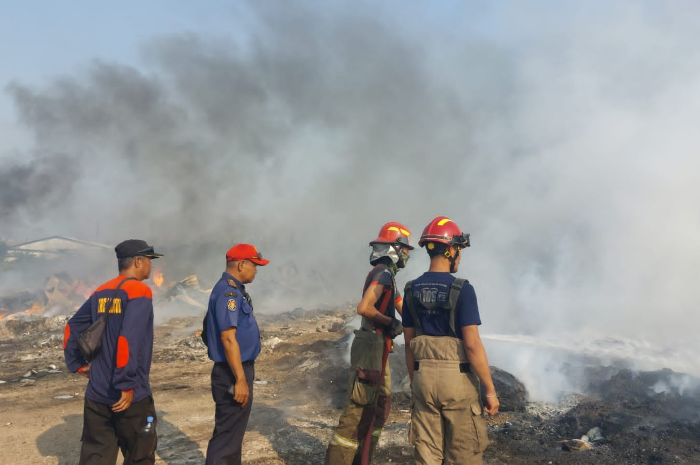 Foto: petugas damkar tengah berupaya memadamkan api kebakaran lahan di Kabupaten Tangerang | Dok. Istimewa
