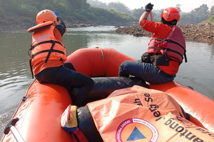 Foto: petugas SAR Gabungan mengevakuasi jenazah korban tenggelam di Sungai Cisadane | Dok. Kantor SAR Jakarta