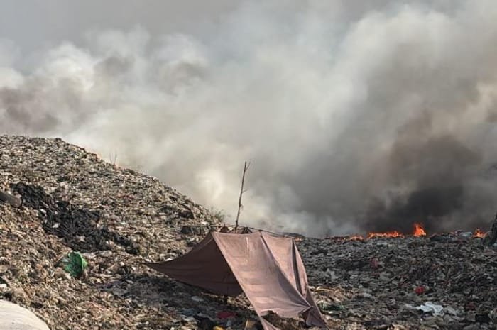 Foto: Petugas berjibaku memadamkan api kebakaran di TPA Jatiwaringin | Dok. Tangerangupdate.com