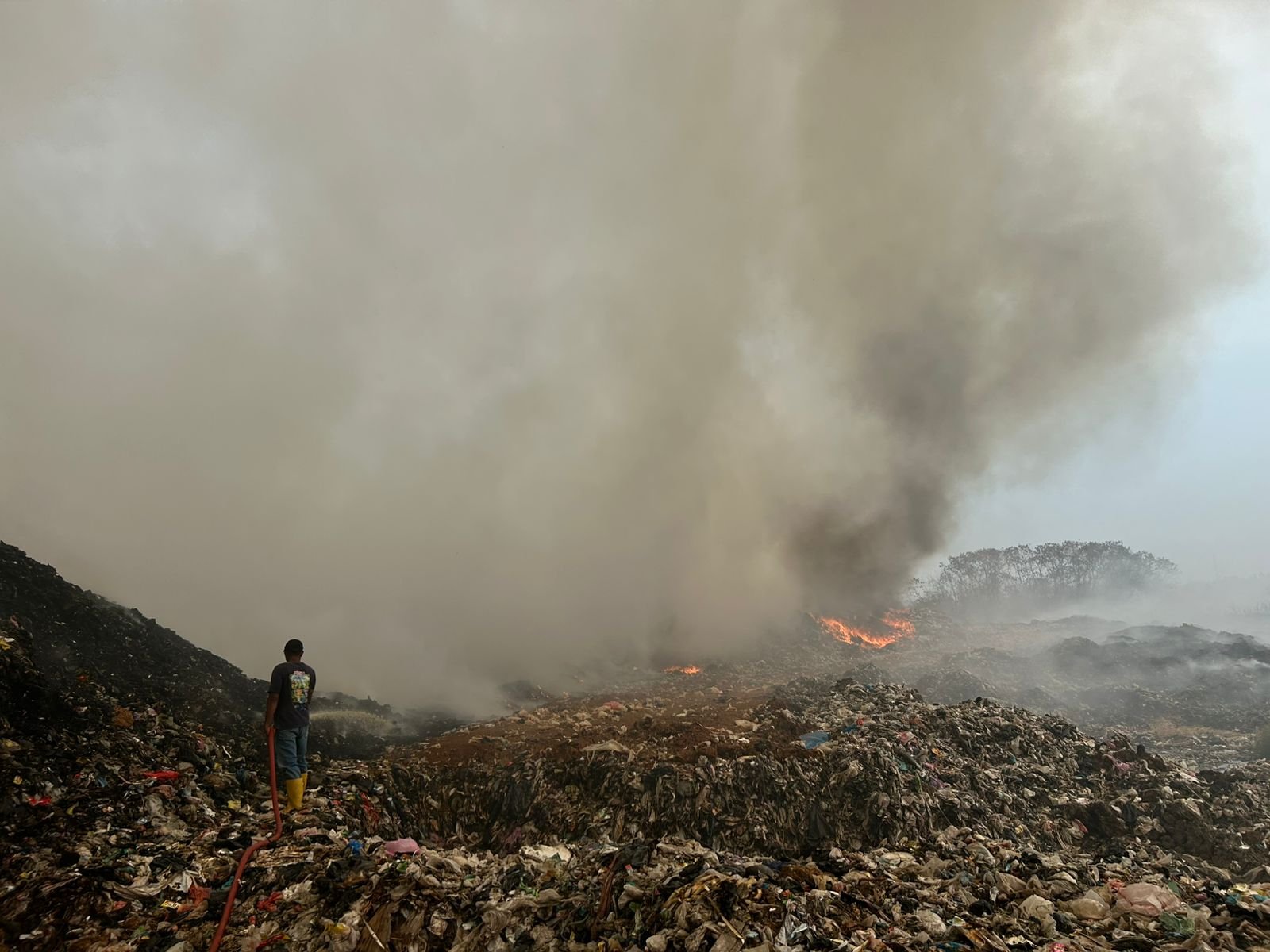 Foto: Petugas berjibaku memadamkan api kebakaran di TPA Jatiwaringin | Dok. Tangerangupdate.com
