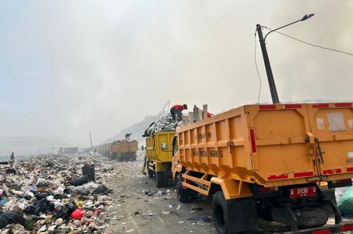 Foto: antrean truk sampah di TPA Jatiwaringin | Dok. Tangerangupdate.com