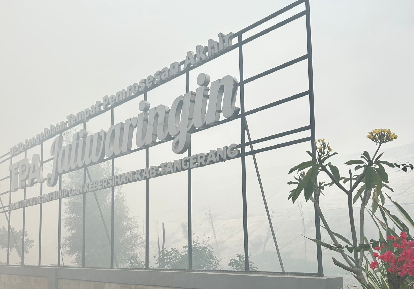 Foto: Asap kebakaran menyelimuti TPA Jatiwaringin | Dok. Tangerangupdate.com
