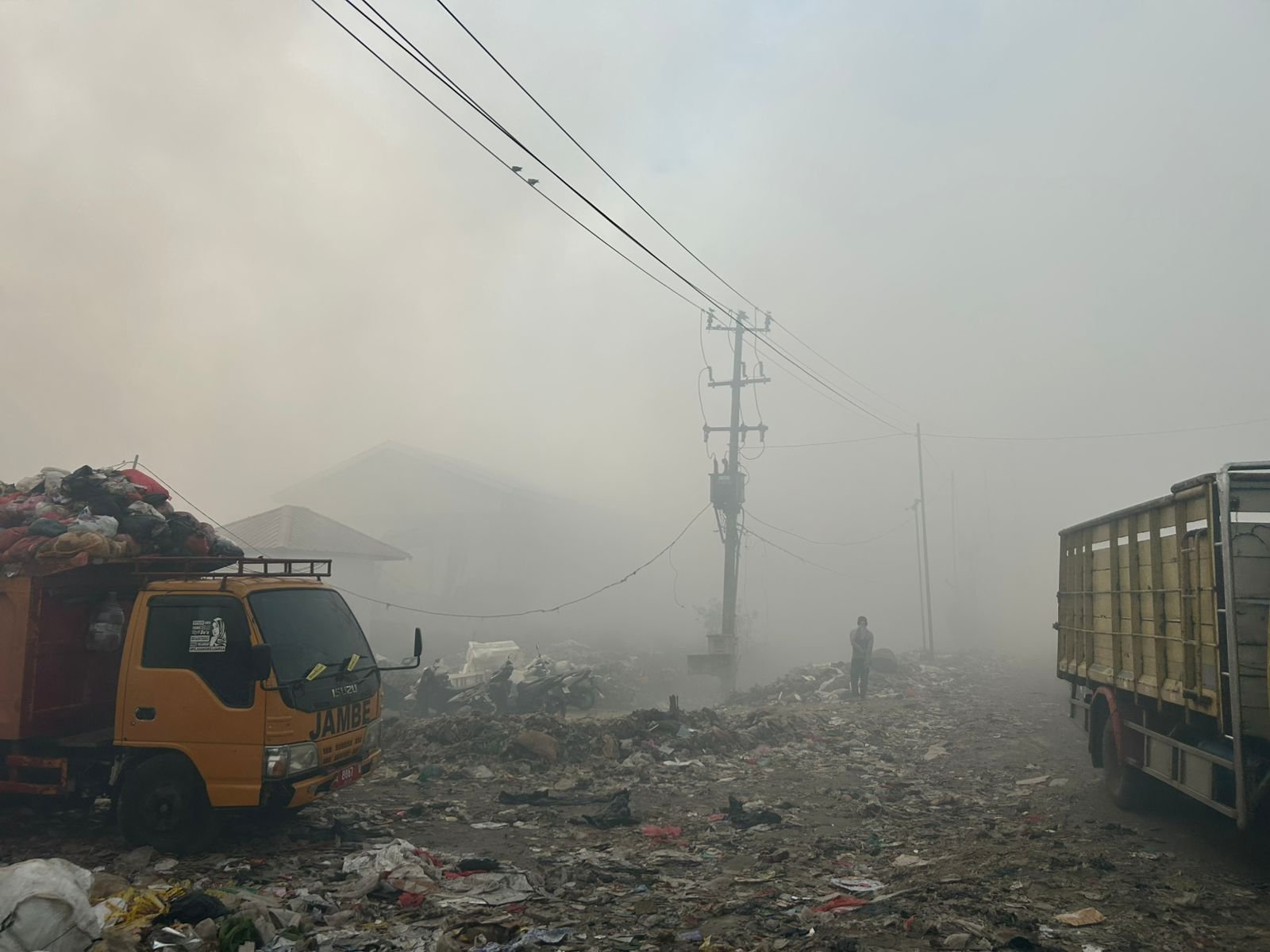 Foto: Asal tebal masih menyelimuti sekitar TPA Jatiwaringin | Dok. Tangerangupdate.com