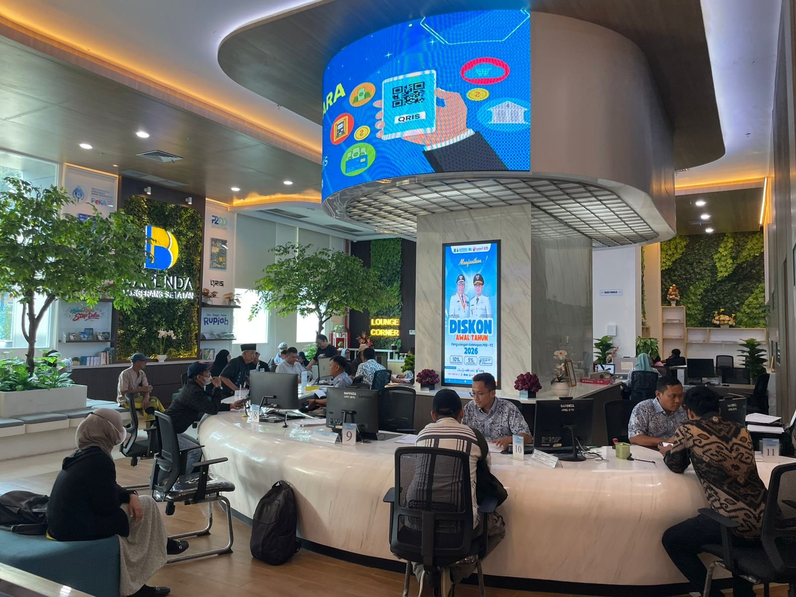 Suasana meja pelayanan di Bapenda Tangsel, Kelurahan Cilenggang Kecamatan Serpong / Foto : Wivy