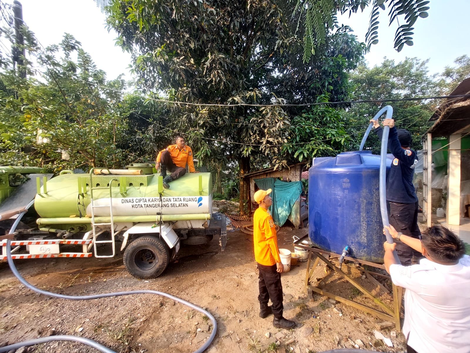 Bantuan air bersih untuk warga Koceak, Kelurahan Kranggan, Kecamatan Setu | Dok. Istimewa