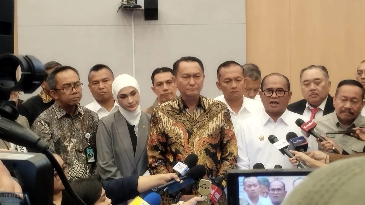 Ketua Komisi XII DPR RI, Bambang Patijaya (tengah) memberi keterangan pers terkait polemik kelangkaan BBM subsidi di berbagai daerah, di ruang rapat Komisi XII DPR RI, Senayan, Jakarta, Kamis (16/7/2026). | Dok. Istimewa