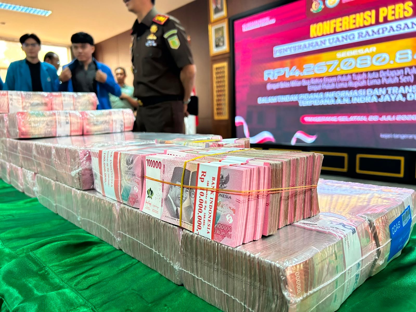 Foto: tumpukan uang Rp14,2 miliar hasil rampasan kasus pinjol ilegal | Dok. Tangerangupdate.com