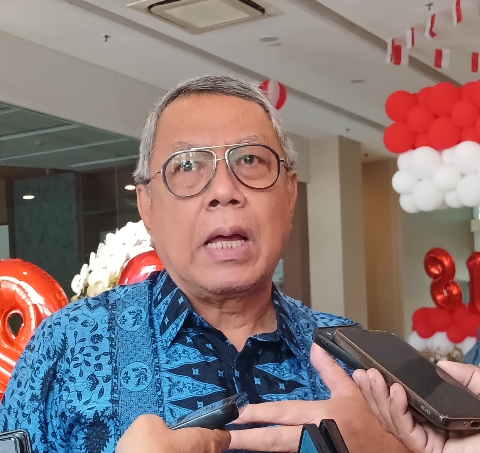Wali Kota Tangerang Selatan Benyamin Davnie saat memberikan keterangan di depan pewarta di Balai kota Tangerang Selatan/ Foto : TU