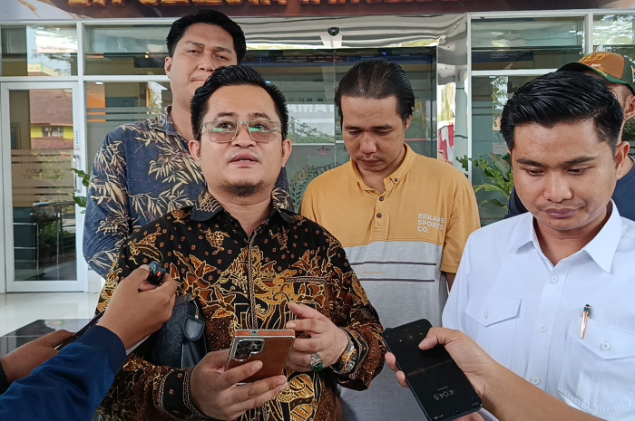 Foto: Risman, Kuasa hukum korban dugaan penyiksaan dan pemaksaan melakukan onani saat mendatangi Mapolresta Tangerang | Dok. Tangerangupdate.com