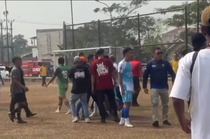 Foto: kericuhan pada pertandingan sepak bola antara Polresta Tangerang dengan DLHK Kabupaten Tangerang |Dok. Tangkapan layar/Tangerangupdate.com