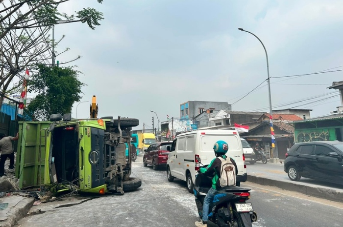 Foto: mobil dump truk terguling di Jalan Gatot Subroto, Jatiuwung | Dok. Tangerangupdate.com