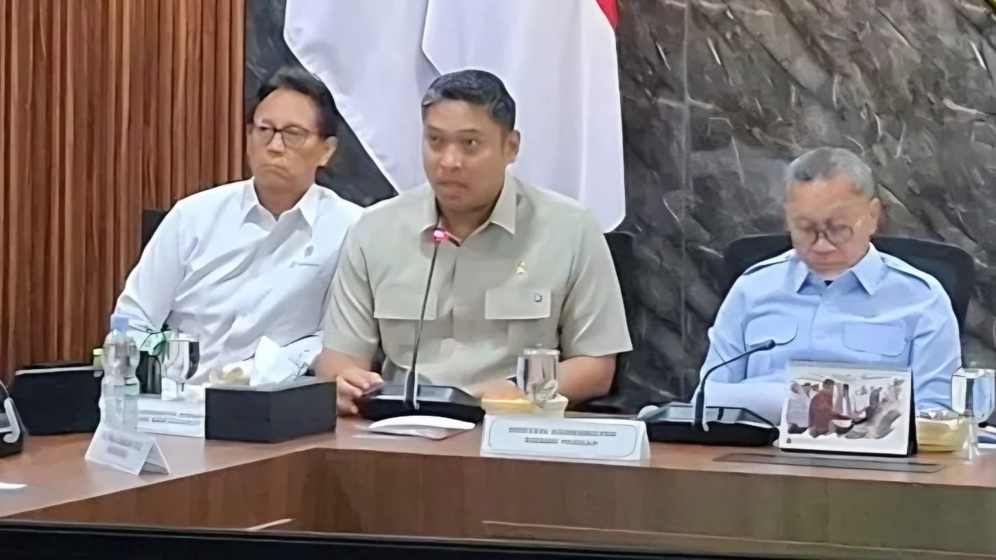 Kepala BGN Sudaryono (tiga dari kanan) dalam konferensi pers mengenai refocusing penerima MBG di Kantor Kemenko Pangan, Jakarta, Kamis (6/8/2026). | Dok. Antara
