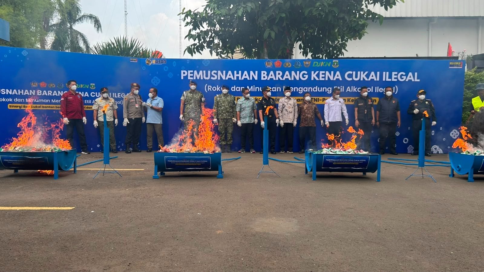 Kantor Wilayah (Kanwil) Direktorat Jenderal Bea Cukai (DJBC) Banten memusnahkan 41,28 juta batang rokok ilegal dan ribuan liter minuman keras (miras). | Dok. Tangerangupdate