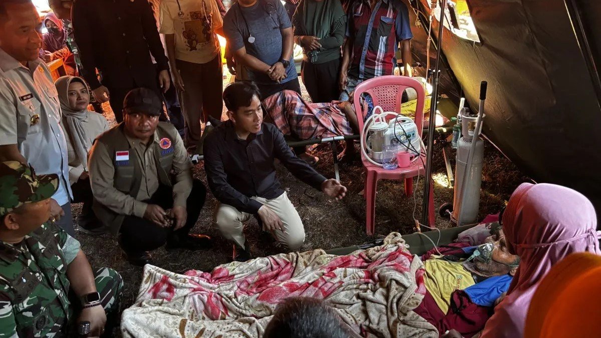 Wapres Gibran Rakabuming berdialog dengan pengungsi yang dirawat di tenda perawatan posko pengungsian Posko Golo Cenggo, Kecamatan Reo, Kabupaten Manggarai, Jumat (21/8/2026). | Dok. Antara