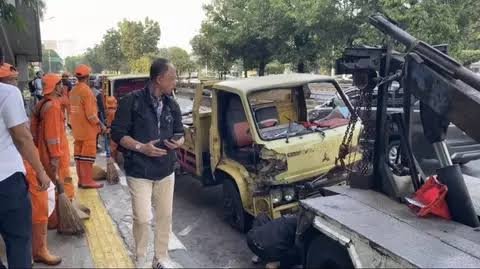 Truk rusak imbas aksi perusuh di kawasan Senayan hingga Slipi, Jakarta, pada Kamis (27/8/2026) malam. | Dok. Beritasatu