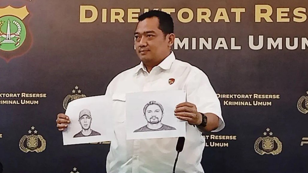 Dirreskrimum Polda Metro Jaya, Kombes Pol Iman Imanuddin memperlihatkan dua sketsa wajah laki-laki yang diduga berkaitan dengan perkara pengeroyokan hingga mengakibatkan seorang meninggal dunia dalam kericuhan yang terjadi di kawasan Pejompongan, Jakarta Pusat saat konferensi pers di Mapolda Metro Jaya, Rabu (2/9/2026). | Dok. Antara